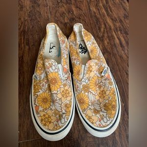 Trippy Floral Vans Women’s 9.5